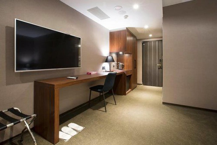 Room 5 of 43