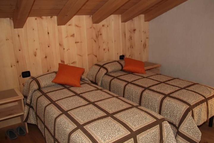 Room 2 of 8
