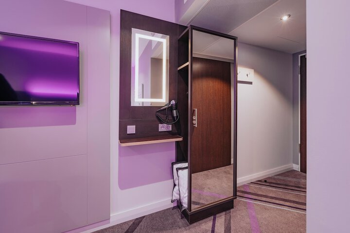 Room 4 of 28