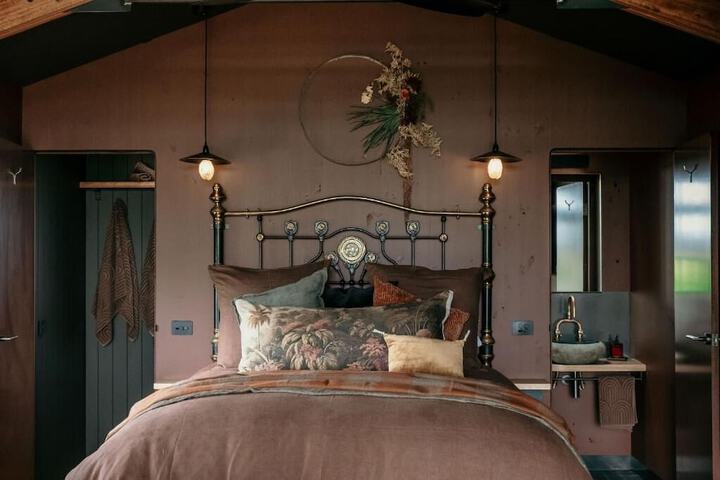 Room 4 of 17