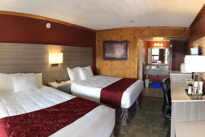 2 Queen Beds (3 of 10)