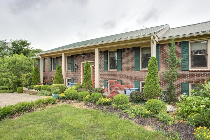 Large & Private Guest House Apt w / Patio + Views!