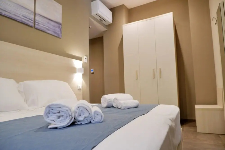 Room 5 of 12