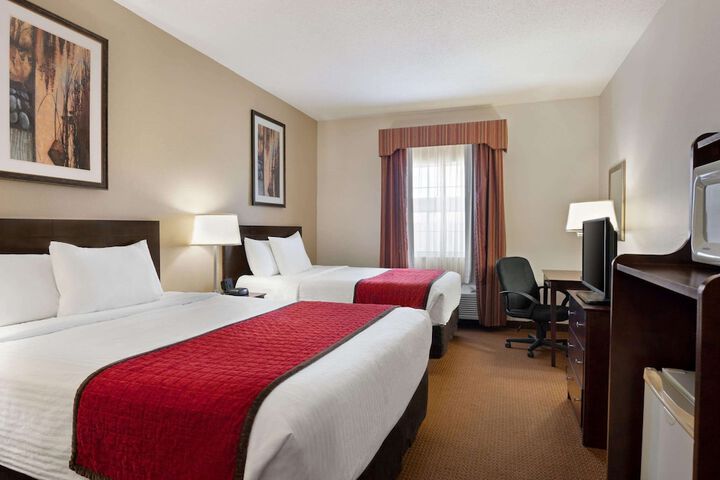 2 Queen Beds (2 of 9)