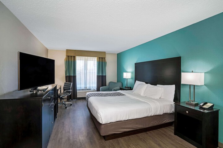 1 King Bed Executive Room (1 of 15)