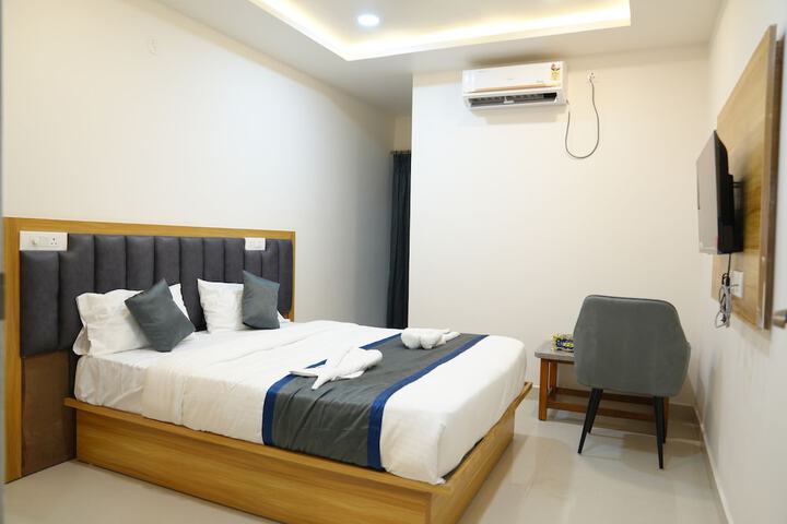 Room 5 of 12