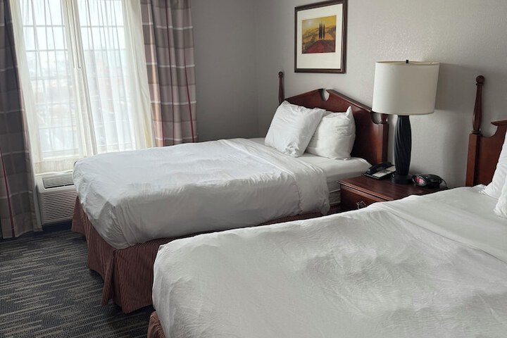 2 Queen Beds (5 of 10)