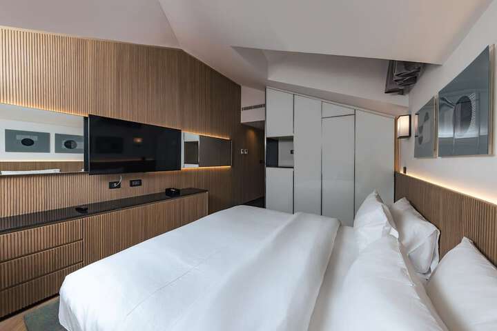 Room 9 of 36