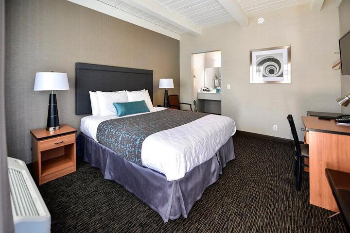 Deluxe Queen Bed (1 of 28)