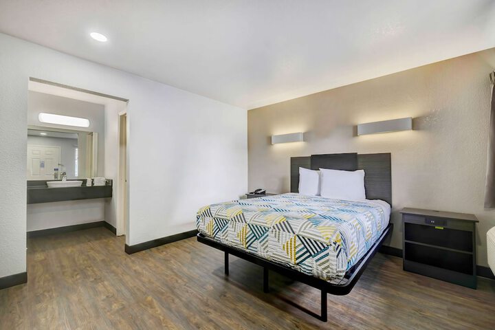 1 Queen Bed (11 of 13)