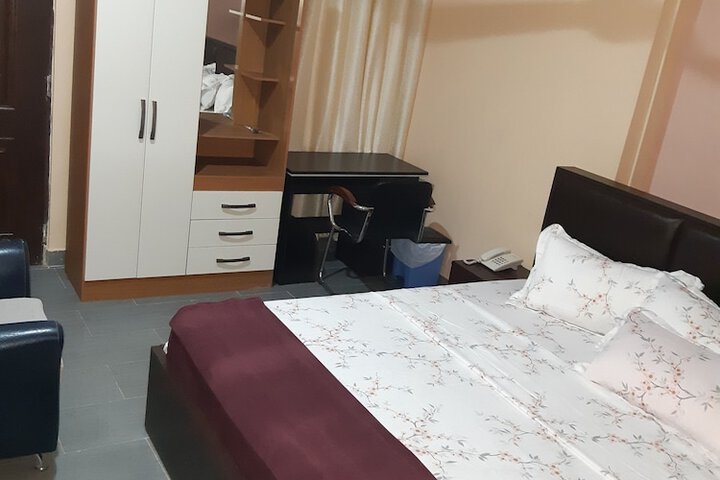 Room 4 of 25