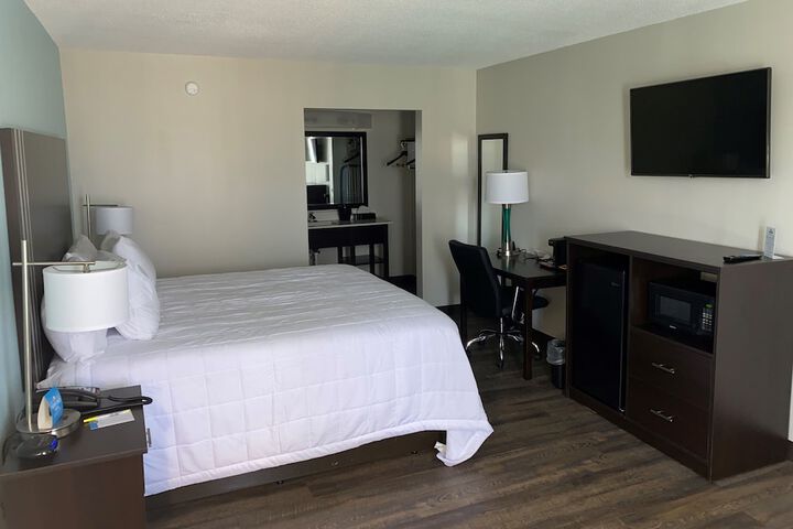 1 King Bed Mobility Hearing Accessible Room Roll in Shower (12 of 17)