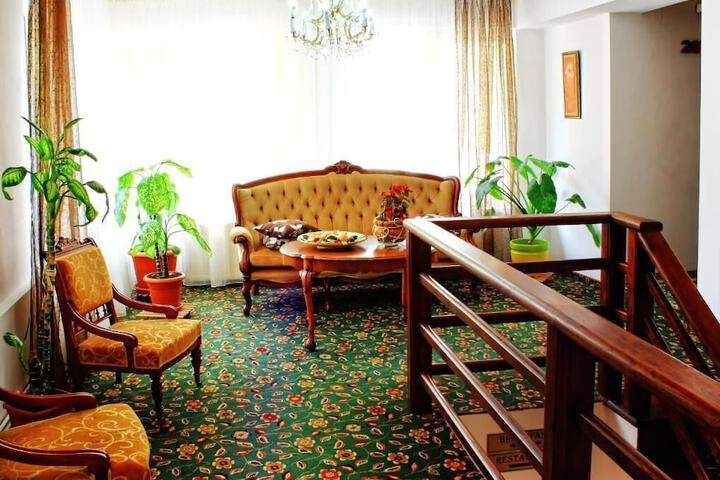 Ballroom/Hall 25 of 44