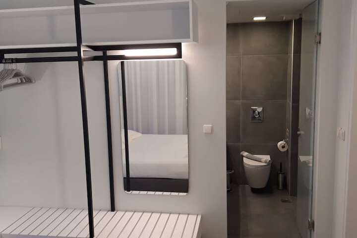 Room 80 of 172