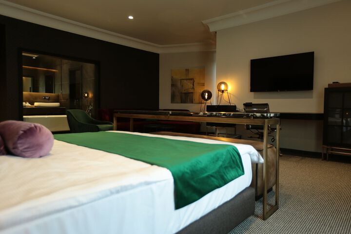 Room 27 of 48