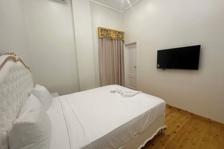 Room 3 of 82