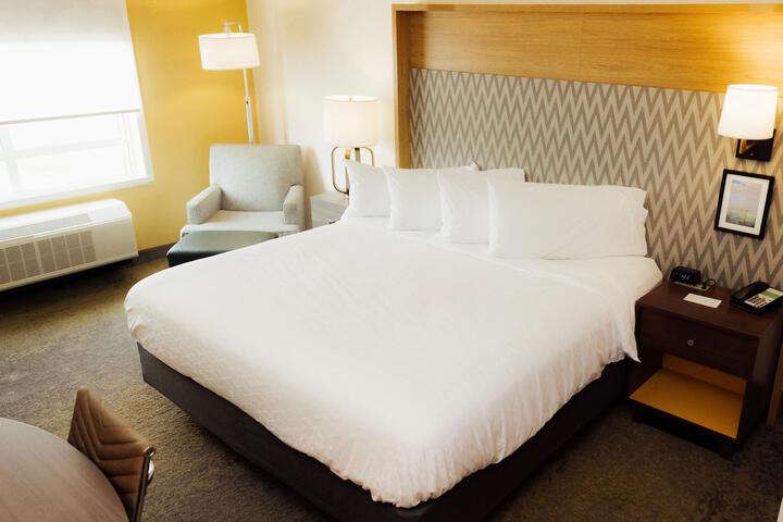 1 King Bed (7 of 9)