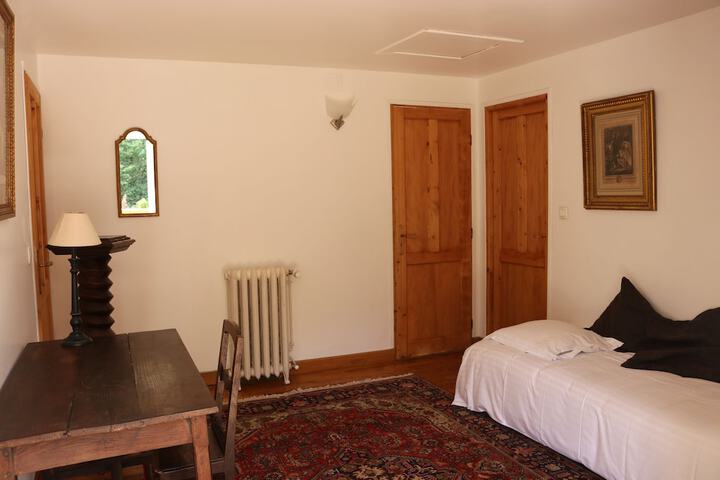 Room 10 of 145
