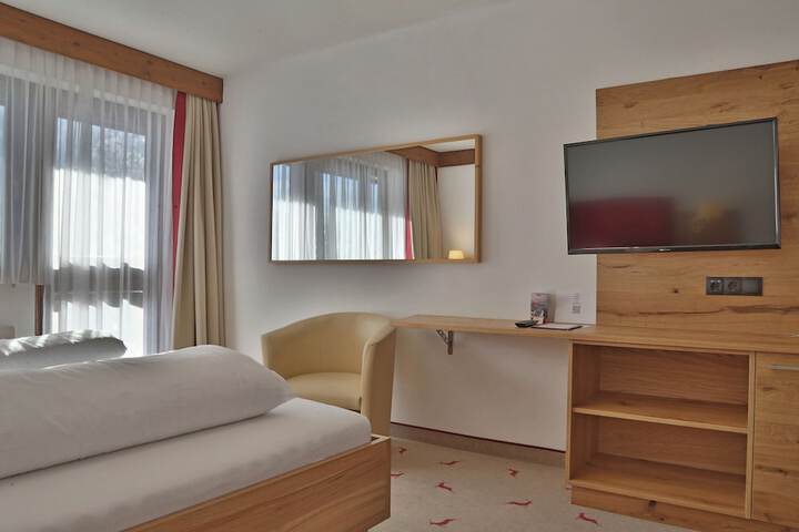 Room 15 of 33