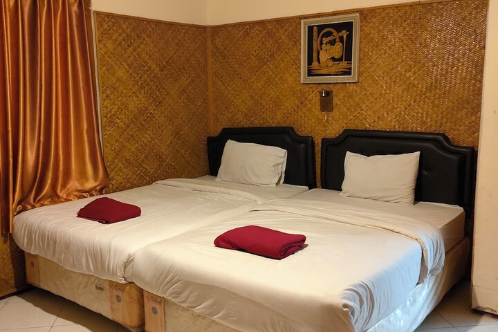 Room 4 of 16