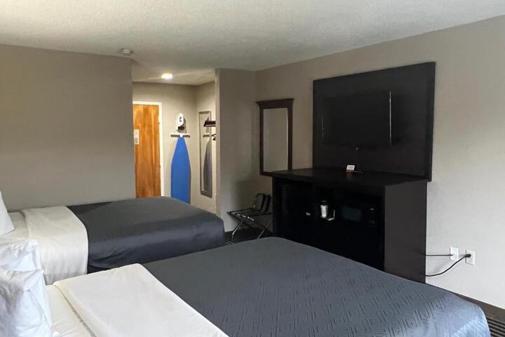 1 Queen Bed (2 of 9)