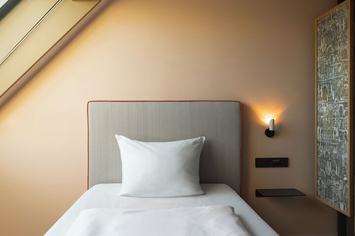 Room 3 of 112