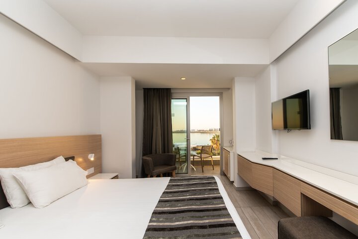Room 13 of 35