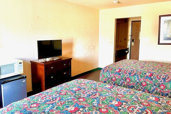 1 Queen Bed (9 of 11)