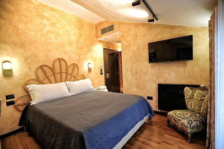 Room 2 of 56
