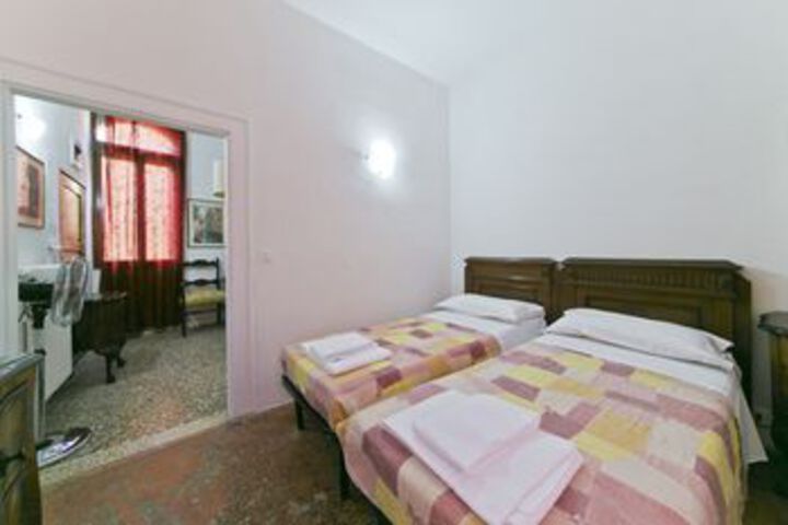 Room 8 of 10