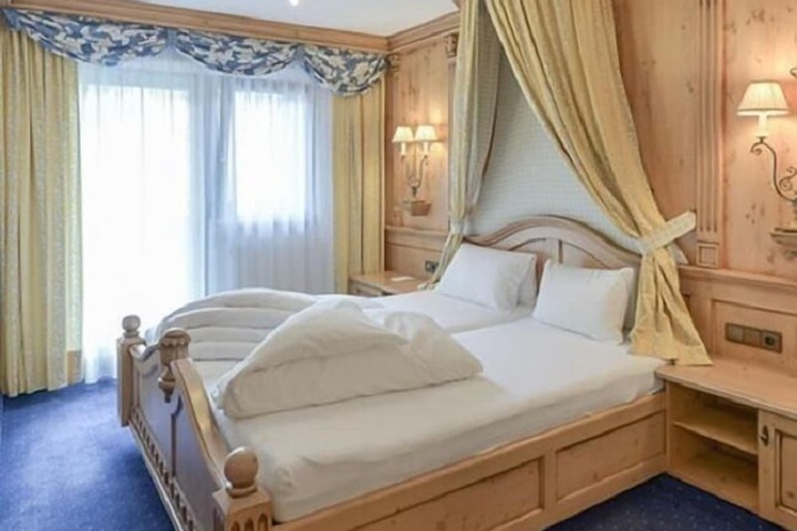 Room 4 of 24