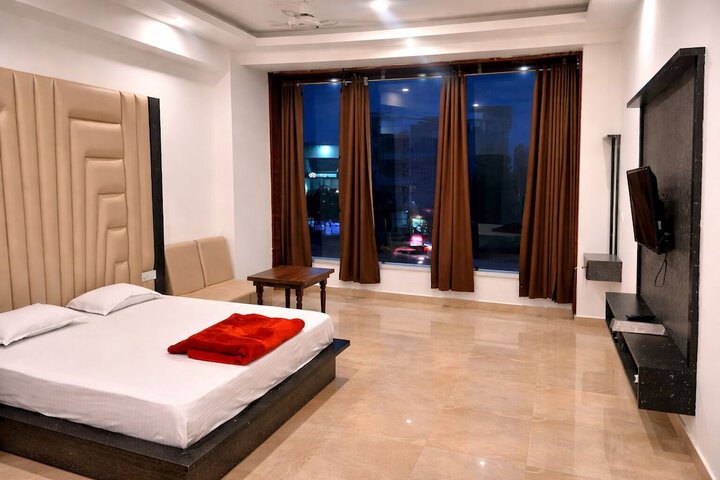 Room 12 of 16