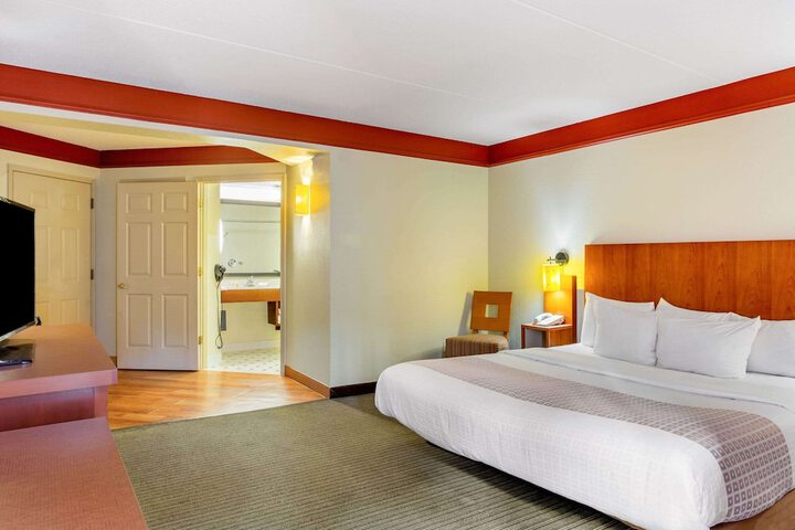 1 King Bed Deluxe Room (4 of 16)