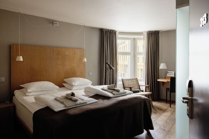 Room 42 of 107