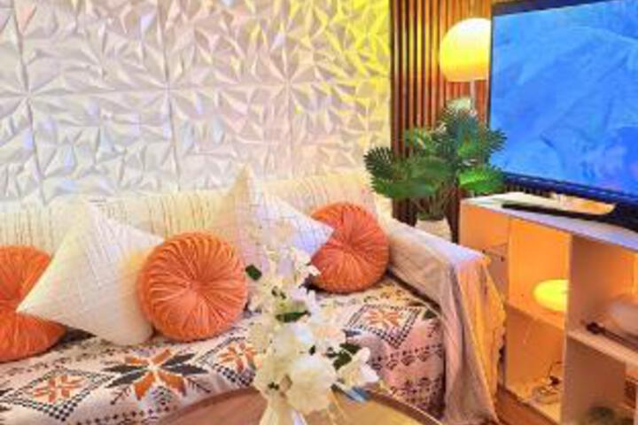 Lounge 2 of 9