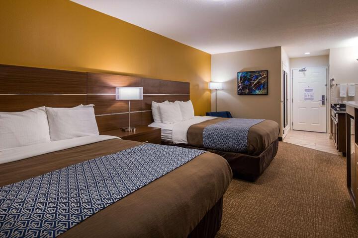 2 Queen Beds Microwave and Refrigerator WiFi Full Breakfast (3 of 19)