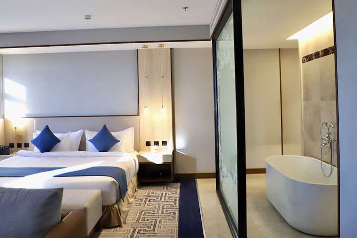 Room 10 of 82