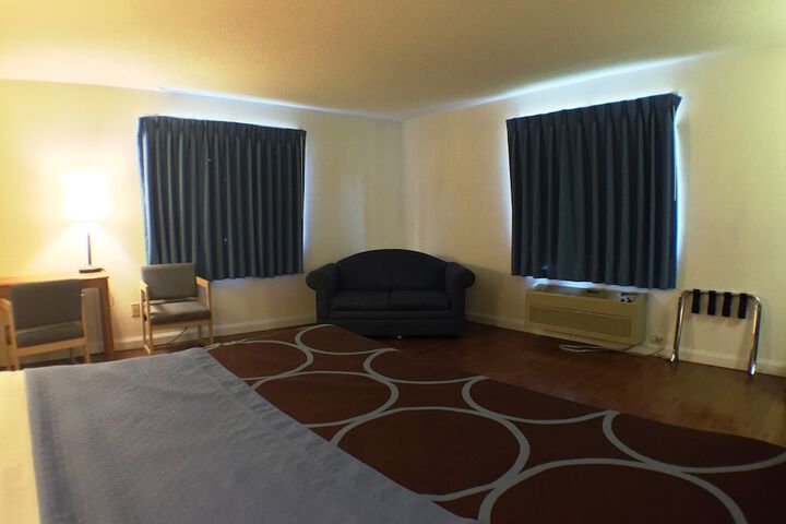 1 King Bed (3 of 17)