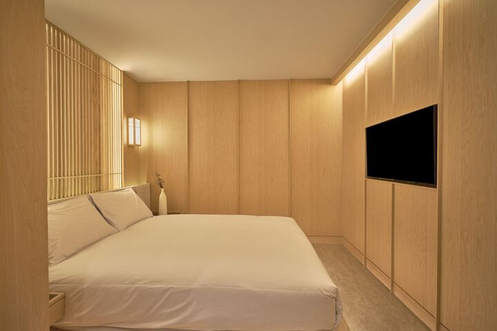 Room 42 of 142