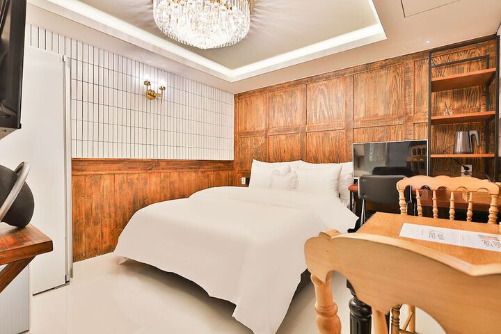 Room 27 of 40