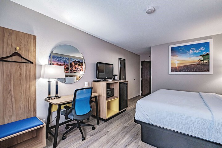 1 King Bed (7 of 9)