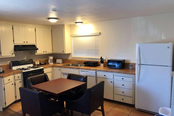 2 Queen Beds Microwave and Refrigerator WiFi Full Breakfast (7 of 9)