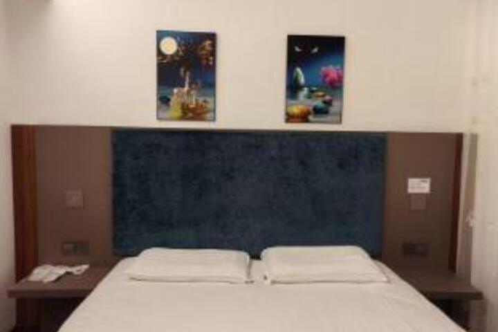 Room 6 of 6