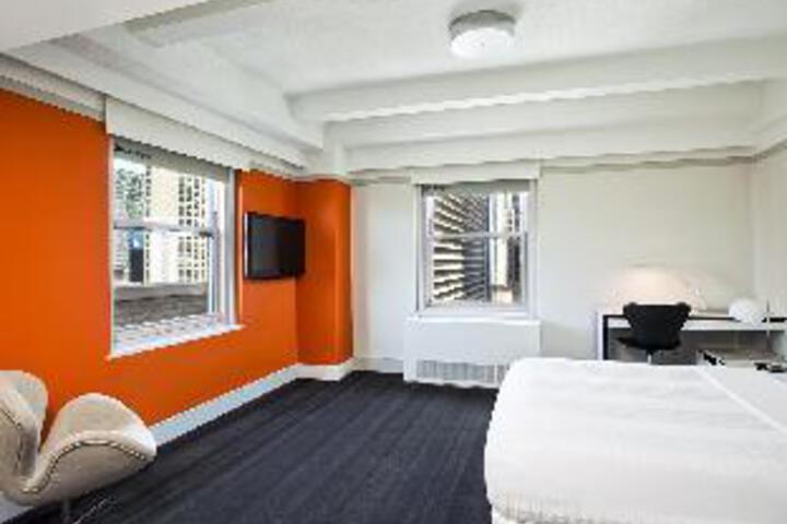 1 Queen Bed (2 of 4)