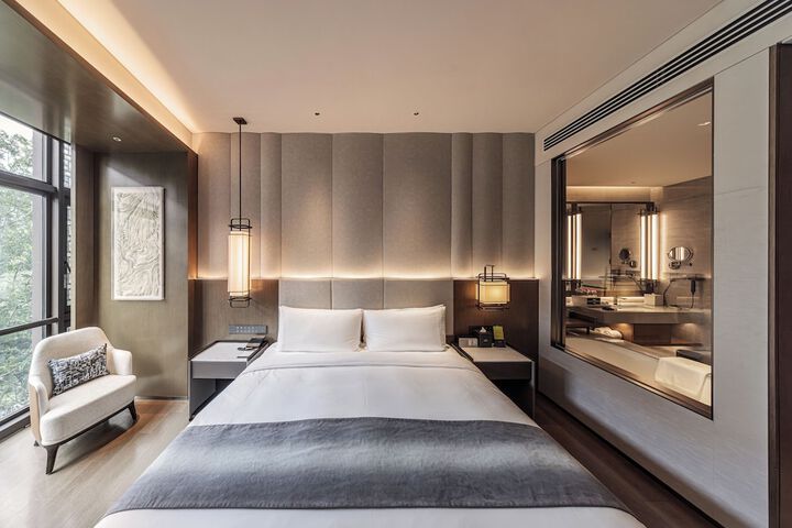Room 10 of 83