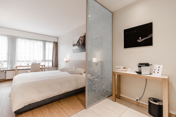 Room 4 of 33