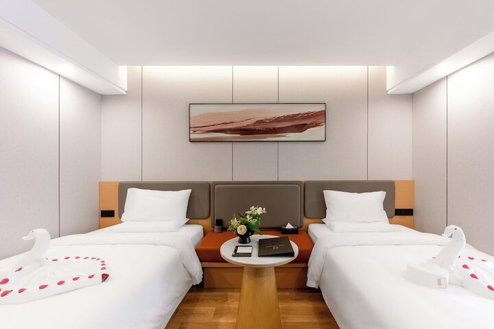 Room 11 of 32