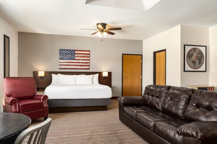 1 King Bed (6 of 30)