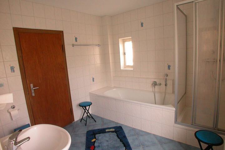 Room 21 of 34