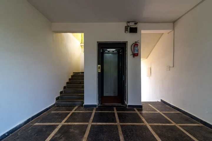 Room 9 of 16